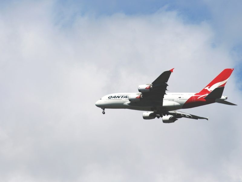 Avión de Qantas volando